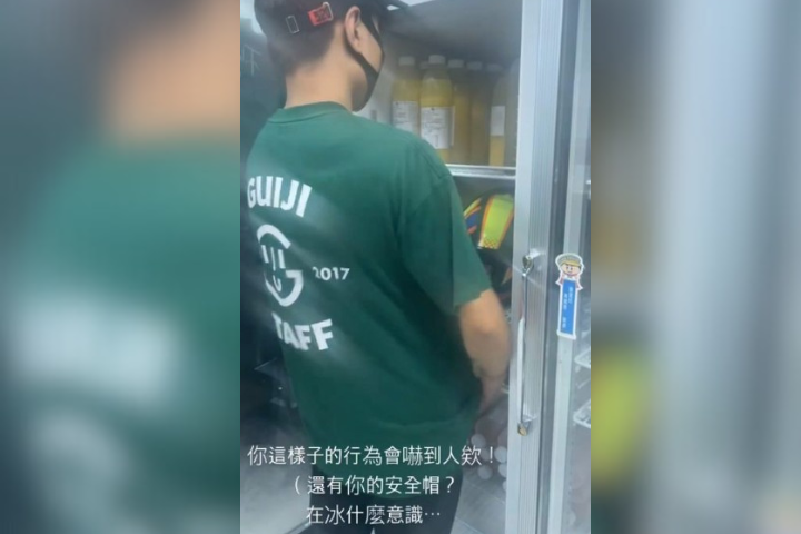 名手搖飲龜記茗品爆出有員工將「安全帽放冰箱」,引起食安爭議。圖/取自Threads