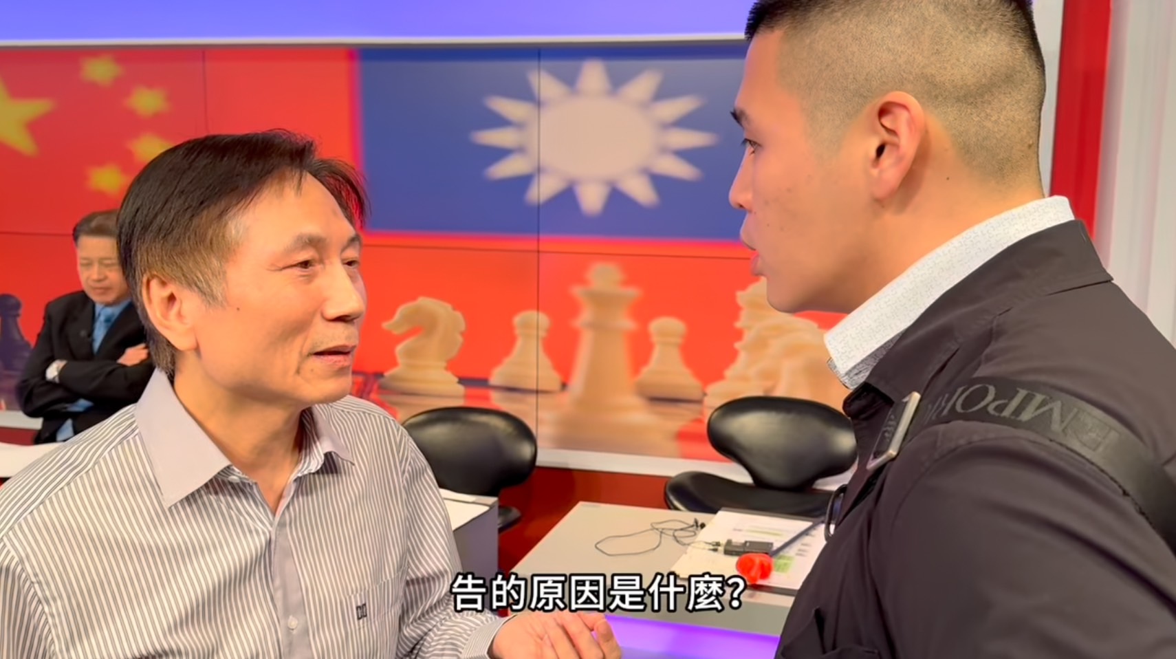 桃園市議員詹江村（左）與與網紅陳柏源（右）於三立攝影棚內發生衝突。圖/取自攝徒日記Youtube