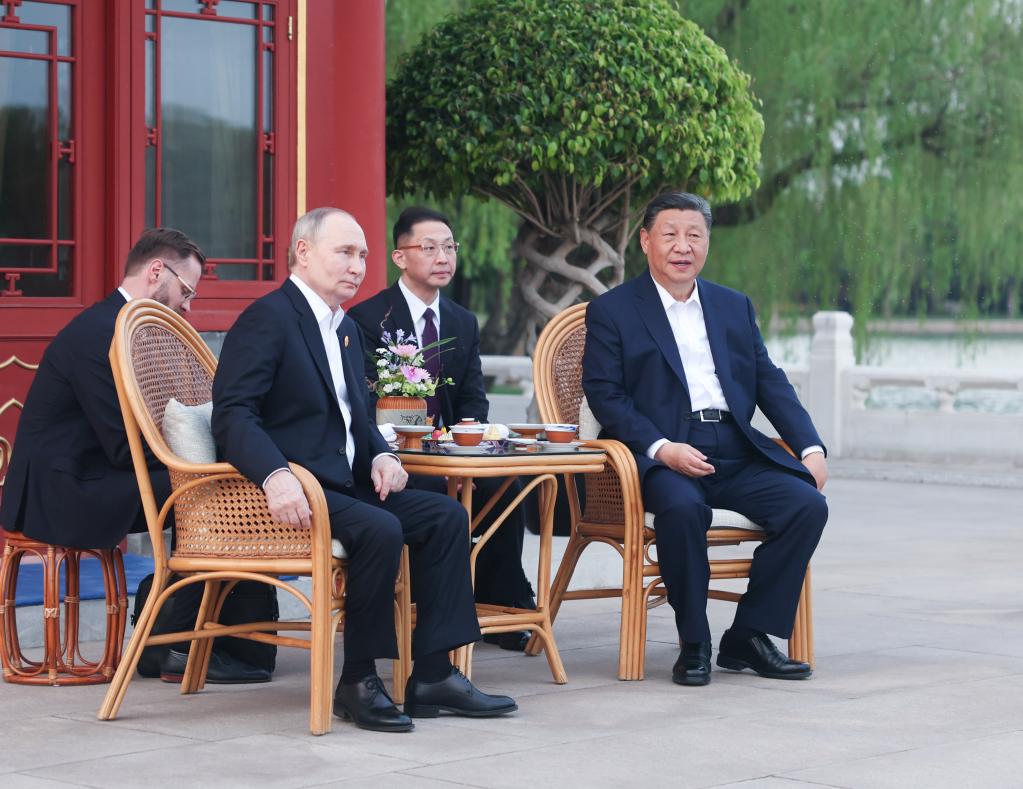 普丁與習近平在中南海散步閒聊。圖/取自新華社