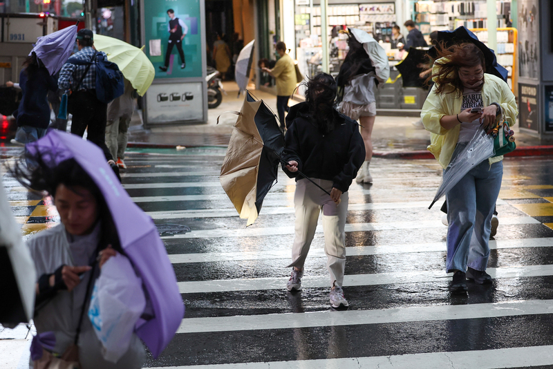 鳳凰颱風威力稍減今恐登陸　嚴防強風局部豪大雨