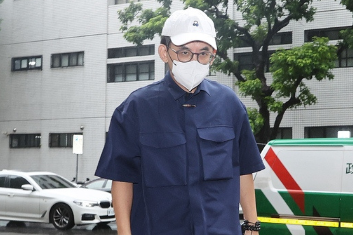 藝人黃子佼涉及持有大量未成年性影像案，二審判決宣告緩刑。圖為他21日出庭。圖/中央社