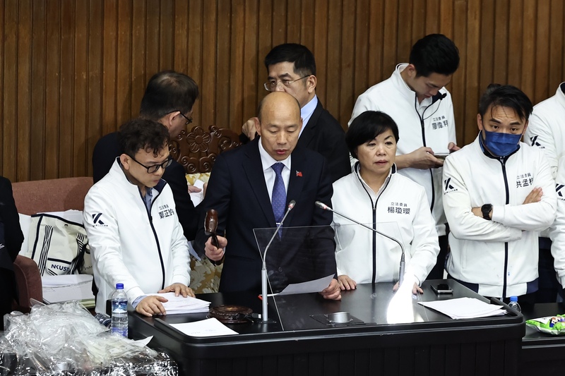 立法院長韓國瑜今（20日）在國民黨籍立委的保護下，敲槌宣布憲法訴訟法修正案三讀。圖/中央社
