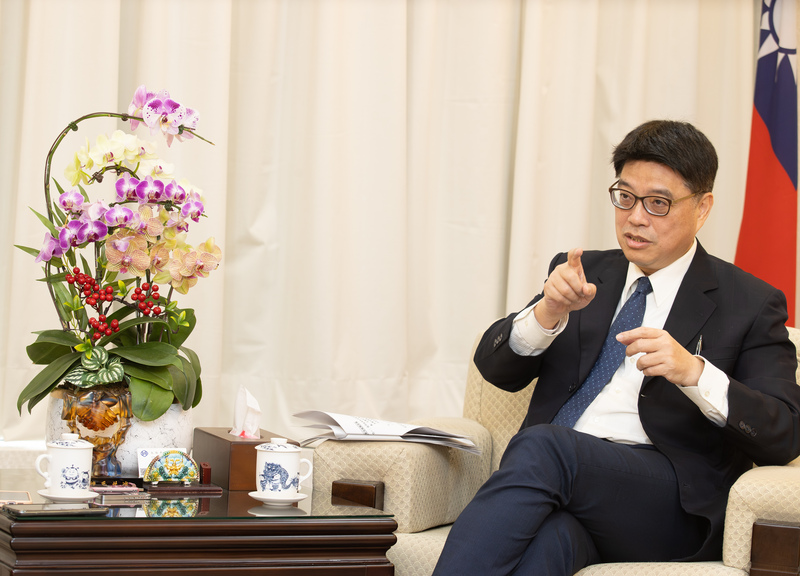 陸委會主委邱垂正27日接受中央社專訪，強調必須對中共提高警覺，補強民主防衛機制的前提是維護自由民主憲政正常運作，不會借口國家安全、社會安定去「禁這個、禁那個」。 圖／中央社