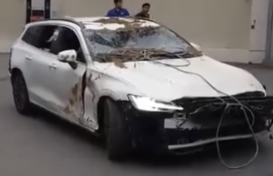 網友分享一段影片，從畫面中可以清楚看到被土石流掩埋的白色Volvo V60 B4還可以開動。圖/截自「靠北車事」