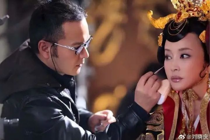 75歲劉曉慶再披龍袍演武則天　網友：劉奶奶該歇息了