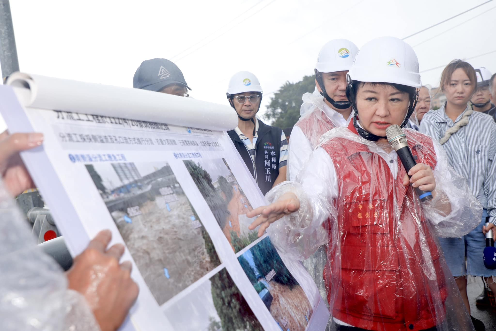 民進黨政策會執行長王義川抨擊，台中市長盧秀燕在災害應變會議還特別穿上紅色背心是在作秀。圖／引自盧秀燕臉書