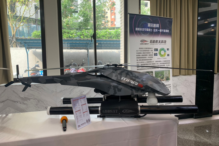 經緯航太曾為海軍打造「陸用型監偵無人機」，2023年經濟部長還是王美花時，經緯稱願與政府共同打造「非紅領應鏈」，其產品可取代「大疆」。圖／取自經緯科技臉書