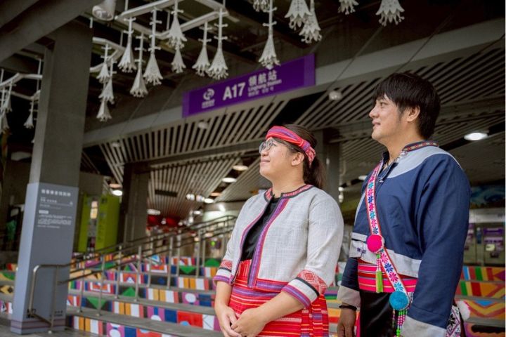 桃捷響應8月1日原住民族日，不論民眾是否具原住民族身分，8月1日至7日期間，只要上半身或下半身穿著原住民族傳統服裝，或配戴原民風格紋路、圖騰等飾品、包包或鞋款，都可主動至旅客詢問處出示裝扮，經站務人員確認後就可不限次數免費通行。圖/中央社
