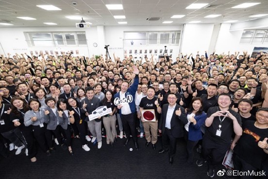 馬斯克評價中國汽車公司是世界上最具競爭力的汽車公司。圖為馬斯克（中）與特斯拉中國廠的員工。圖/取自馬斯克微博