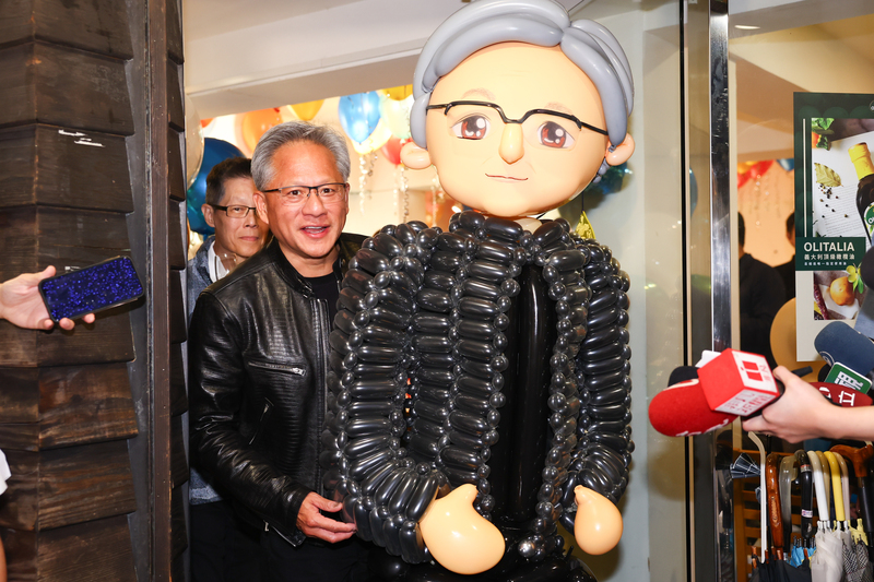輝達執行長黃仁勳來台參加電腦展，旺盛的人氣吸引媒體焦點，但《紐時》卻傳出NIVIDEA恐遭美聯邦貿易委員會及司法部聯合調查，檢視其AI半導體有否違反「反壟斷法」。圖/中央社