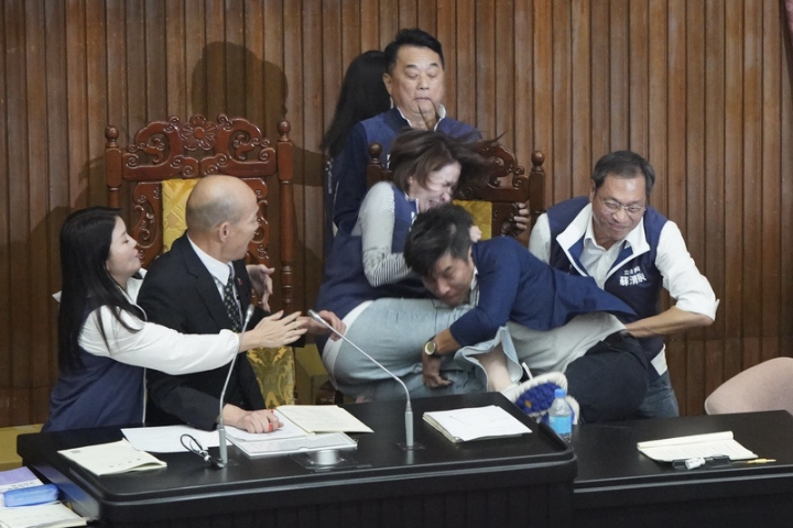 優秀評比全是綠委！被控性騷鍾佳濱也上榜　他揭公督盟誇張行徑