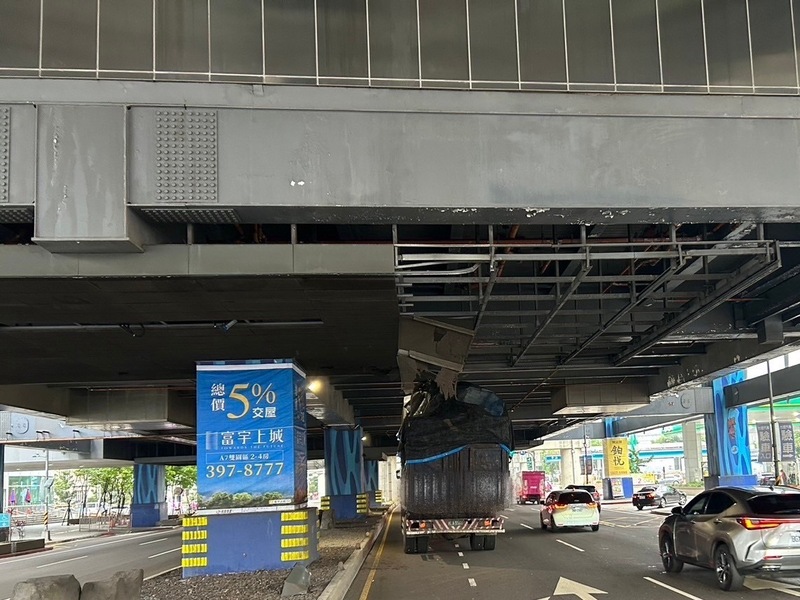 資源回收車因裝載物超高，撞上桃捷站體下方的天花板。圖/中央社