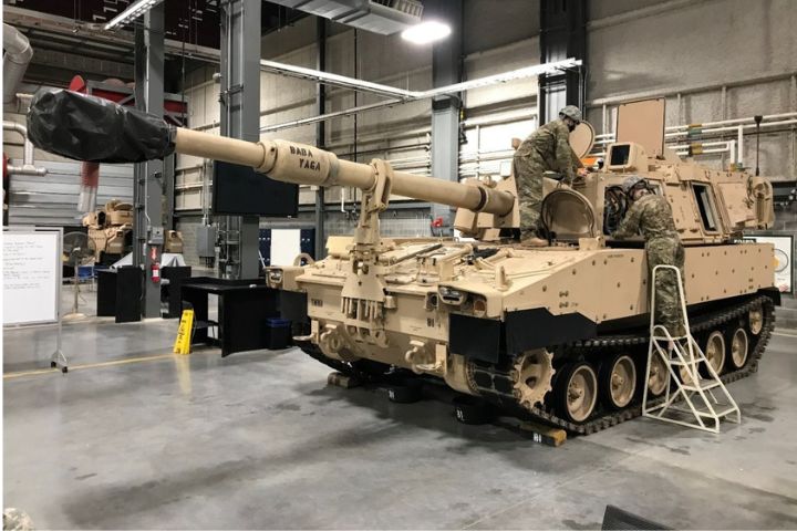 美軍在檢查M109A7火砲的帕拉丁電伺服放大器（PESA）高壓艙內是否有損壞的電纜。圖/取自美國陸軍官網