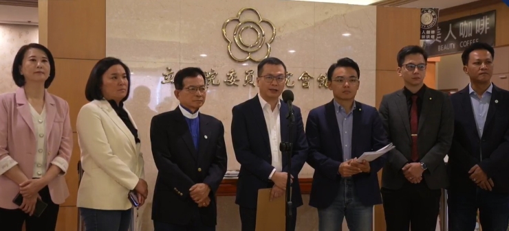 55位藍白立委連署修改《衛廣法》，刪除NCC對新聞頻道換照權力。圖/取自羅智強臉書