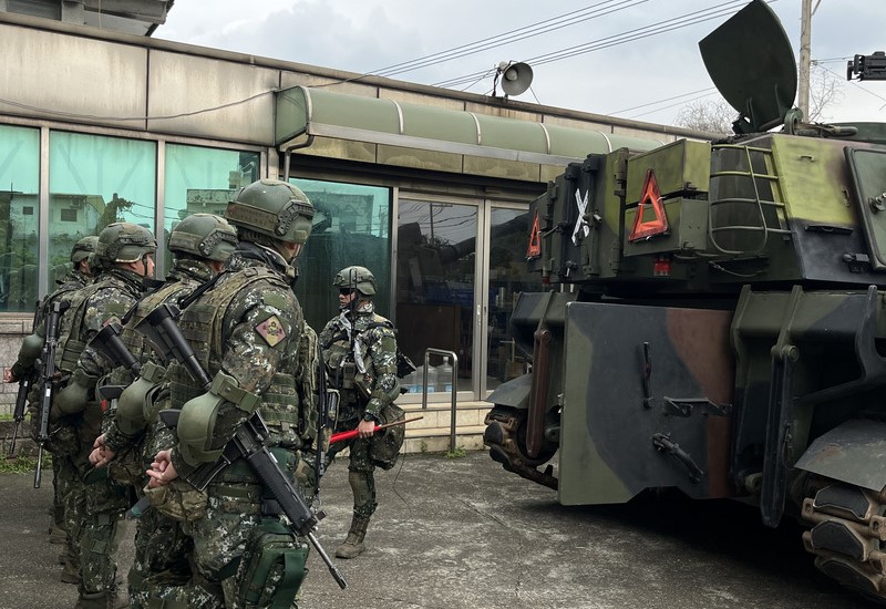 陸軍砲兵戰備部隊操演人員19日至桃園實施陣地轉移、戰力保存及臨戰訓練,現場包括兩輛M109A2砲車依令實施砲操訓練。圖/中央社