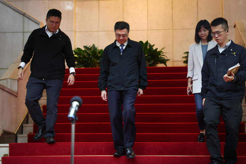 勞動部北分署一名公務員疑因遭分署長謝宜容職場霸凌而輕生,對此內政部長卓榮泰出面鞠躬致歉。圖/中央社