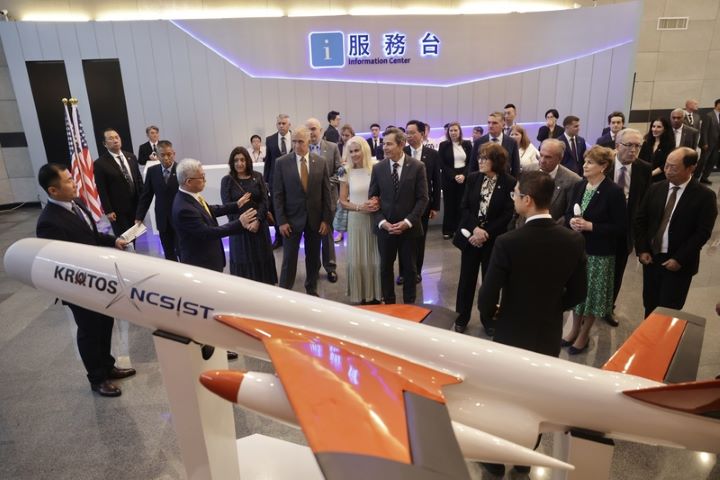 美國聯邦參院跨黨派訪團30日訪台,下午參訪國家中山科學研究院,在中科院人員導覽下了解勁蜂Ⅳ型攻擊無人機等產品。圖/中央社