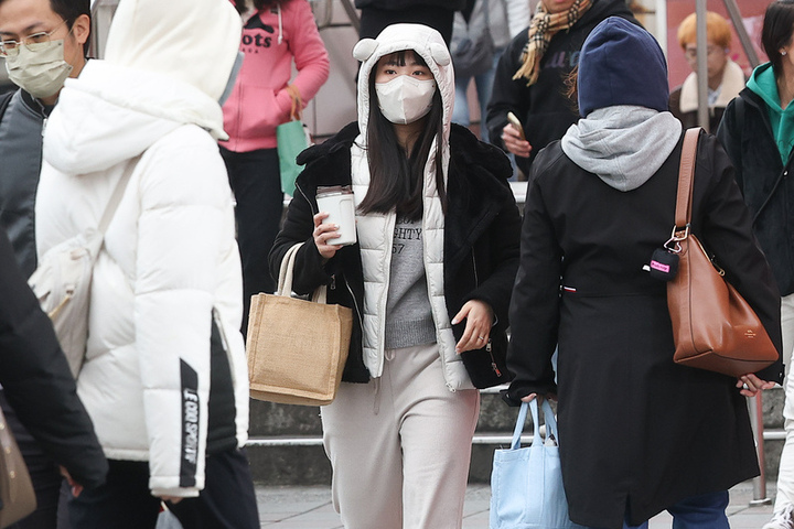 東北季風增強北東迎風面轉雨　晚起強烈大陸冷氣團南下