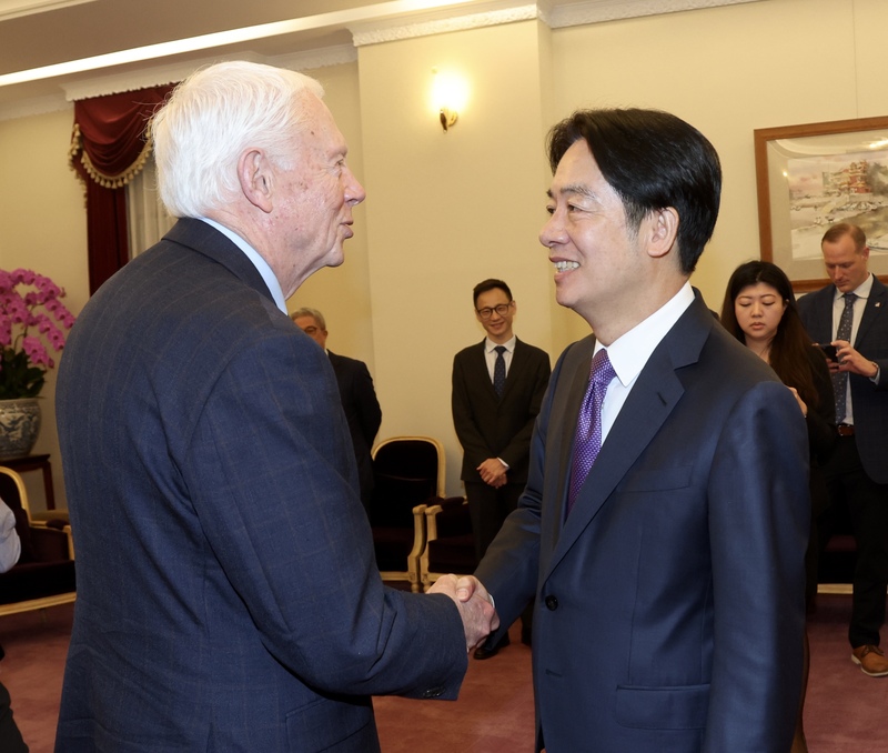 副總統賴清德（前右）28日上午在總統府接見美國聯邦眾議院軍事委員會「情報暨特種作戰」小組主席柏格曼（Jack Bergman）（前左）所率跨黨派議員訪問團，誠摯歡迎訪團來訪台灣。圖/ 中央社