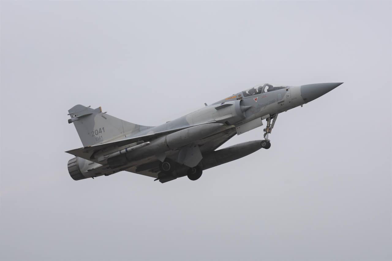 名嘴于北辰說，中共空軍不敢夜航台灣，是因台灣空軍具航母級水準，為何具航母水準？因飛機起飛就可看到海。圖為新竹空軍基地的幻象2000起飛。圖／取自空軍官網