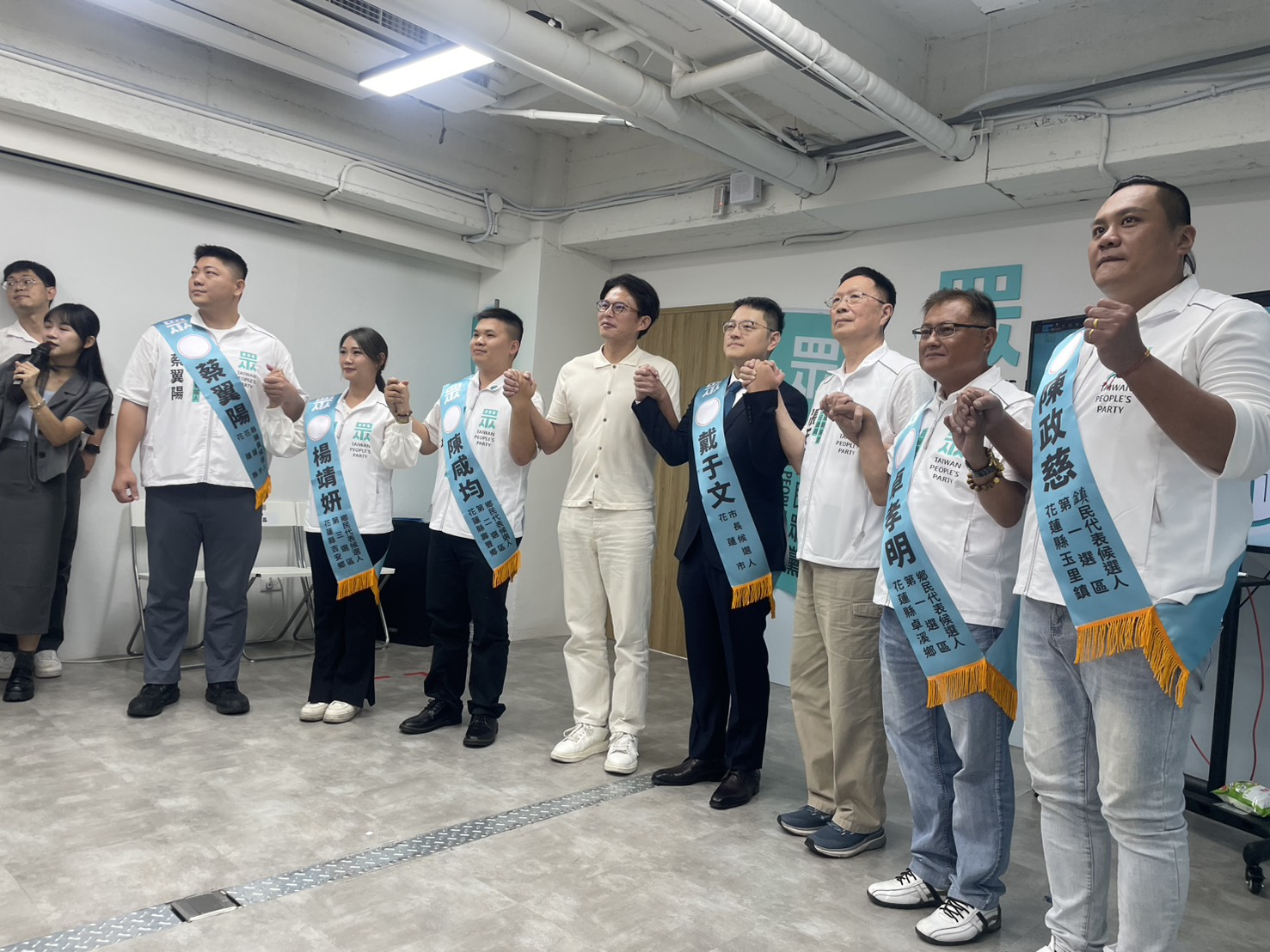 台灣民眾黨15日召開「新花蓮新政治」徵召記者會,正式宣布由前台北市政府發言人戴于文(右4)代表民眾黨投入花蓮市長選戰。圖/記者洪子苓攝