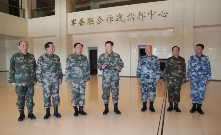 一旦美國不助以色列攻擊伊朗，華爾街日報認為會給習近平錯誤訊號，進而改變攻台模式。圖為中共軍委主席習近平（中）視察軍方作戰演習。圖／取自中國軍網