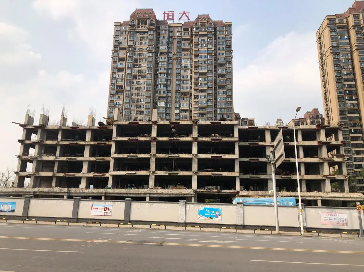 恆大集團曾是中國第二大房企，負債超過 3000億美元，光是爛尾樓就波及上百萬戶家庭，影響巨大。圖／取自搜狐