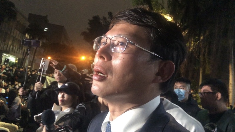 前台北市長柯文哲涉京華城案遭起訴，法院26日晚間召開移審羈押庭，民眾黨立法委員黃國昌（圖前）到庭旁聽中途離開，眼眶泛紅向在地檢署大門靜坐的支持者說，隔4個月終於看到柯文哲，希望能把柯文哲接回來。圖/中央社