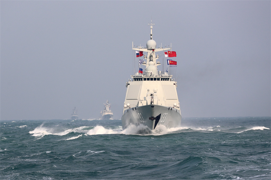 東海某海域大陸艦艇編隊破浪前行。圖/取自新華社