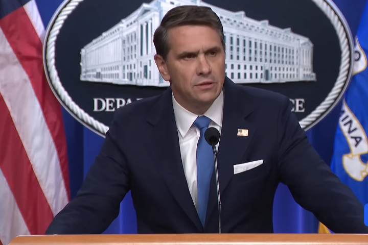 美司法部再度解密艾普斯坦檔案　電郵揭商務部長盧特尼克曾登島用餐