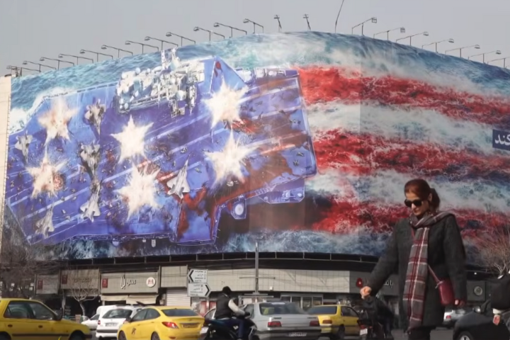 伊朗掛巨幅壁畫警告：美軍若動武　航母甲板將血流成河、屍體遍佈