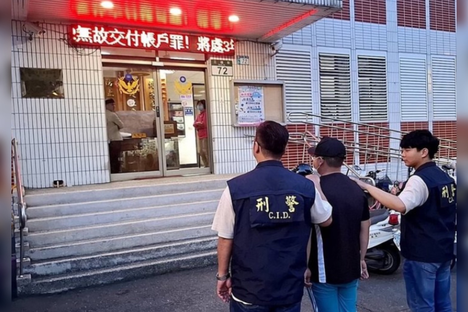 軍人虐貓拍片po網 新北動保處偕警逮人 救出1貓1狗安置