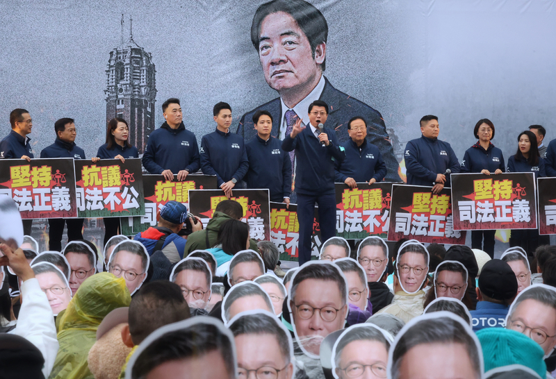 國民黨立委出席民眾黨舉辦的「釘孤枝」抗議活動，被視為藍白合的契機之一。圖/中央社
