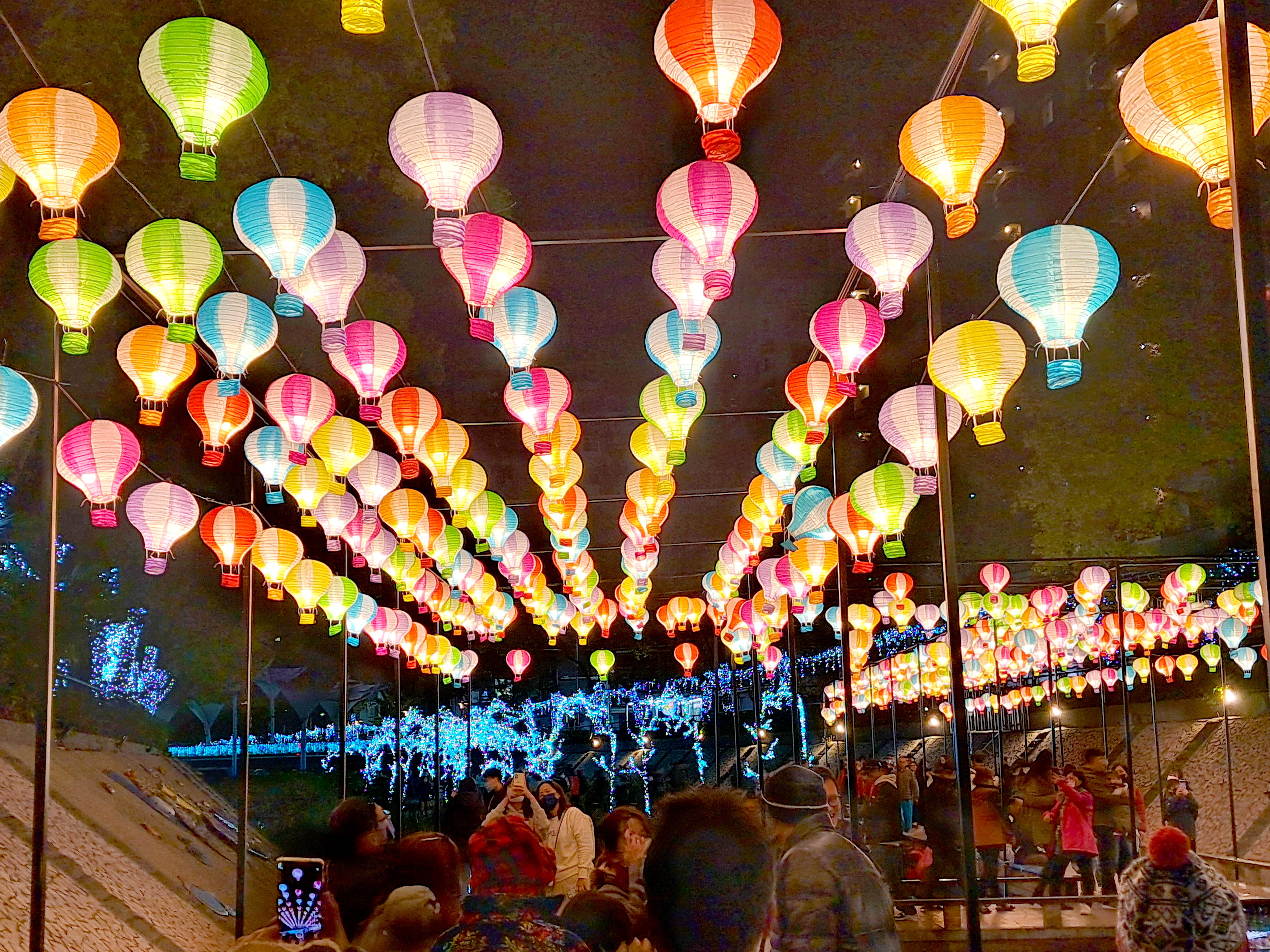 中港光雕展內繽紛多彩的熱氣球燈飾象徵愛情降臨。圖/取自新北市政府水利局網站 