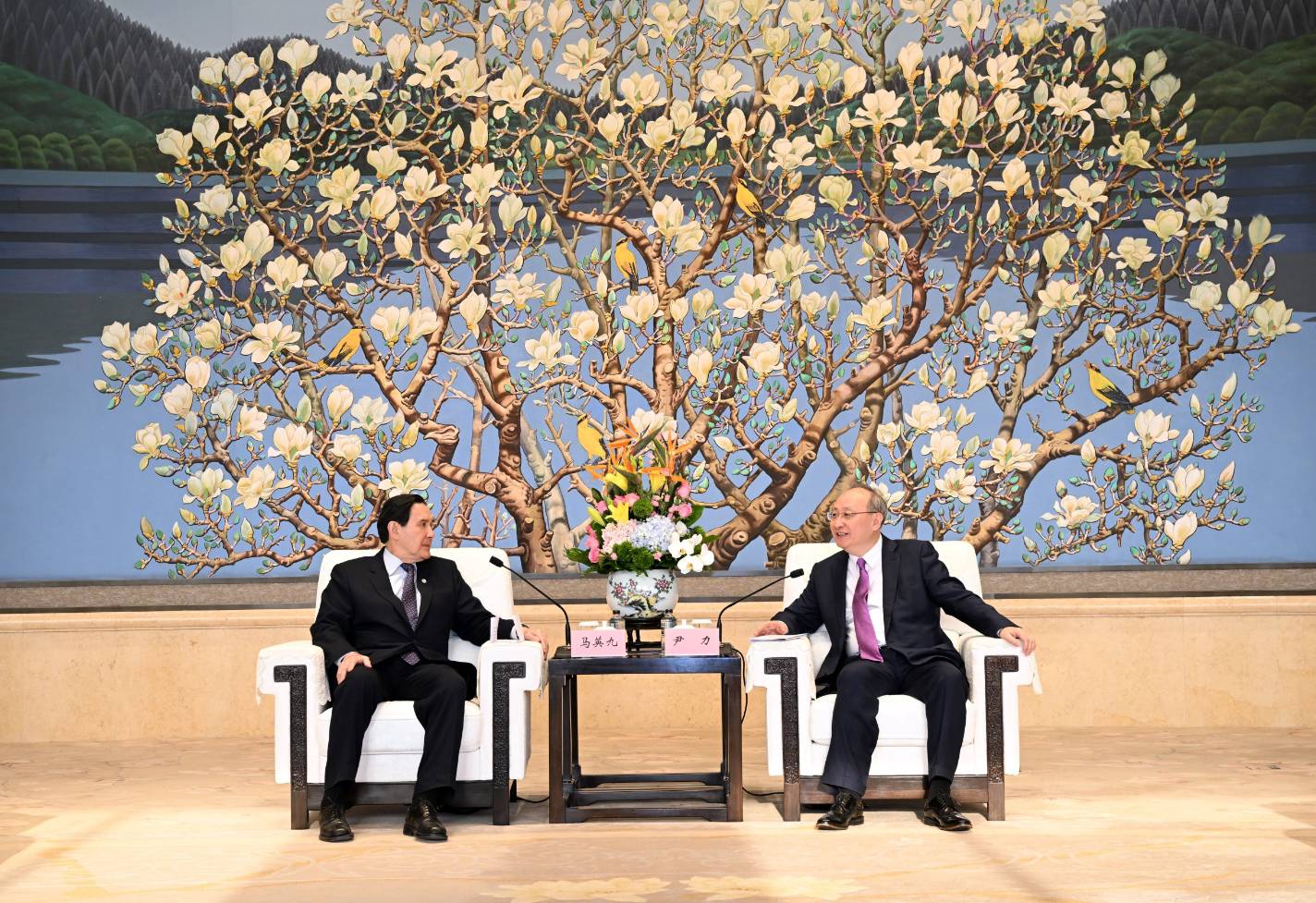 前總統馬英九(左)與北京市委書記尹力。圖/馬英九基金會提供
