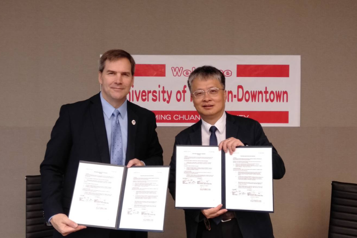 圖為劉國偉（右）任銘傳大學國際副校長期間，與國外大學簽合作計畫。圖／取自銘傳大學
