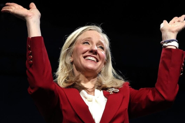 斯潘伯格輕鬆勝出,成為維吉尼亞州首位女性州長。圖/翻攝自CBS News YouTube頻道