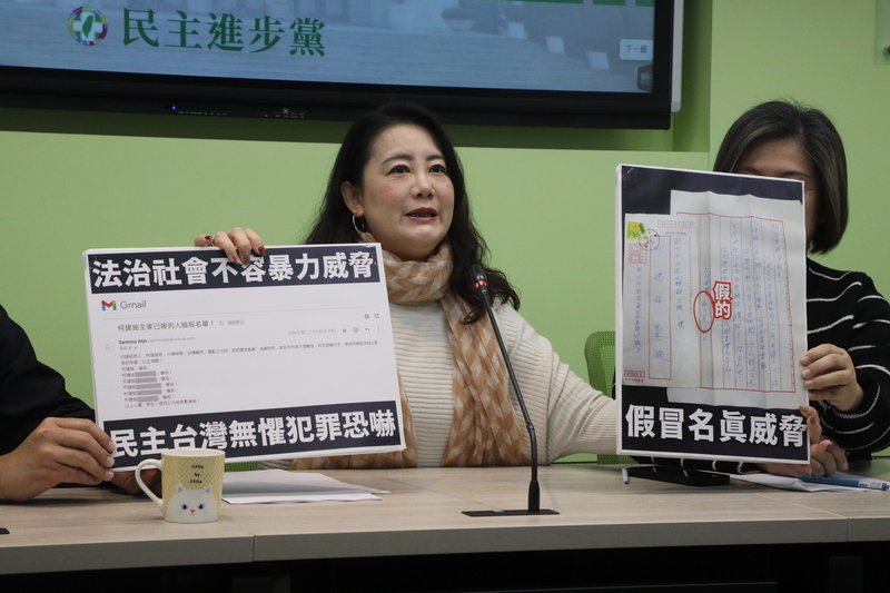 罷免民進黨團幹事長吳思瑤的第一階段連署書8日送中選會。圖為吳思瑤7日說明總召柯建銘日前收到恐嚇信。圖/中央社