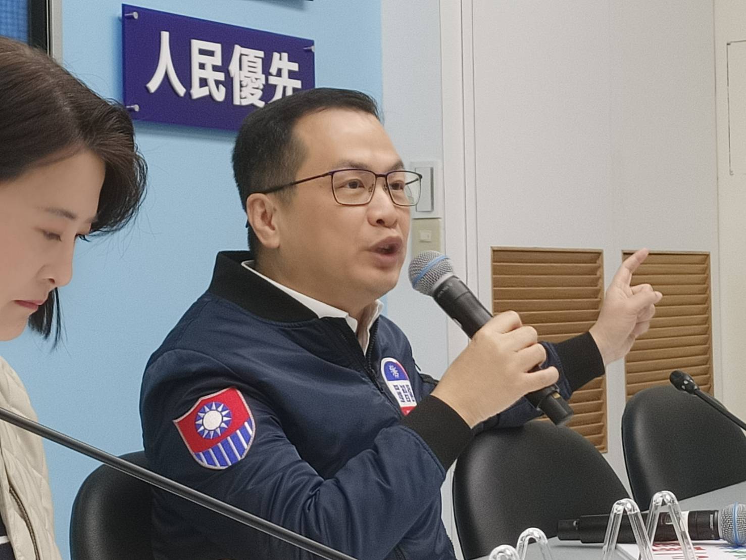 國民黨立委羅智強(圖)表示2022年放棄參選桃園市長，成全了現任桃園縣長張善政的當選，當時他確實感到「小我」的委屈，但現在看到張善政光復桃園，他只感到欣慰與驕傲。圖/記者簡立欣攝