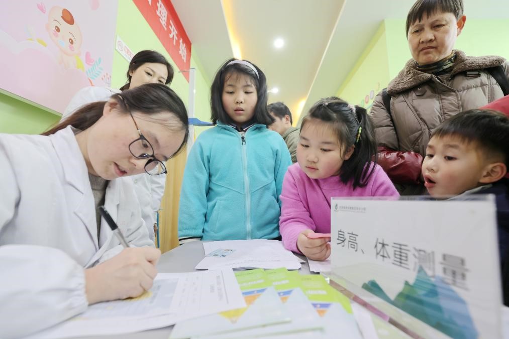 中國大陸於27日發布了新的食品安全國家標準，為因應肥胖問題，要求食品標籤引導消費者減鹽、減油、減糖。圖/取自新華社