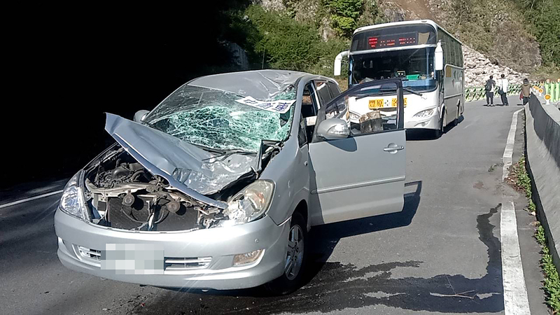 地震造成山區落石不斷，谷關路段有車輛行經時遭落石砸中。圖/中央社