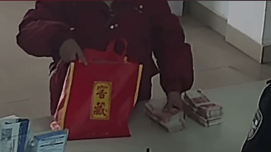 網戀竟然能收到大筆現金，必定有鬼。圖/截取四川綿陽安州黃土派出所監控錄像
