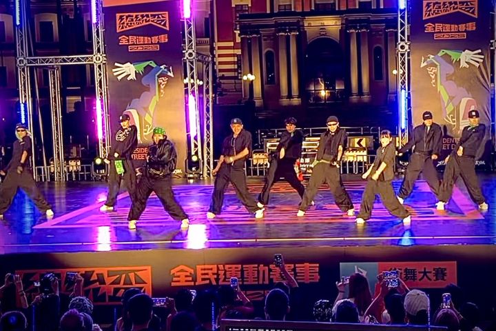 整隊轟炸舞台，Breaking Bad Crew 以爆發力舞台控制奪冠，震撼首屆總統盃。圖/取自Breaking Bad Litefeettaiwan IG