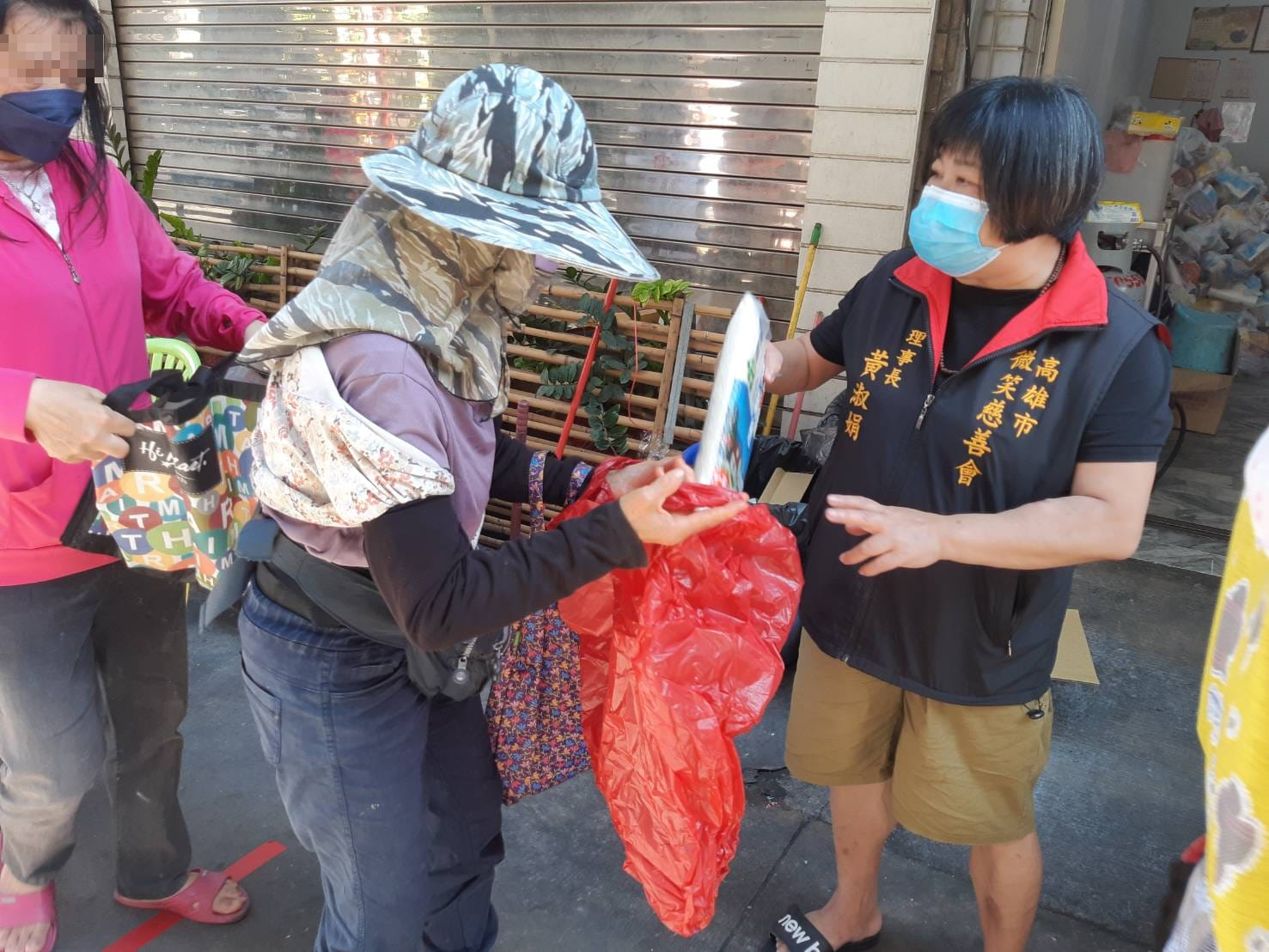 有詐騙集團假冒陳傑憲之母黃淑娟(右)名義,募款行騙。圖/取自高雄市微笑慈善會臉書粉專