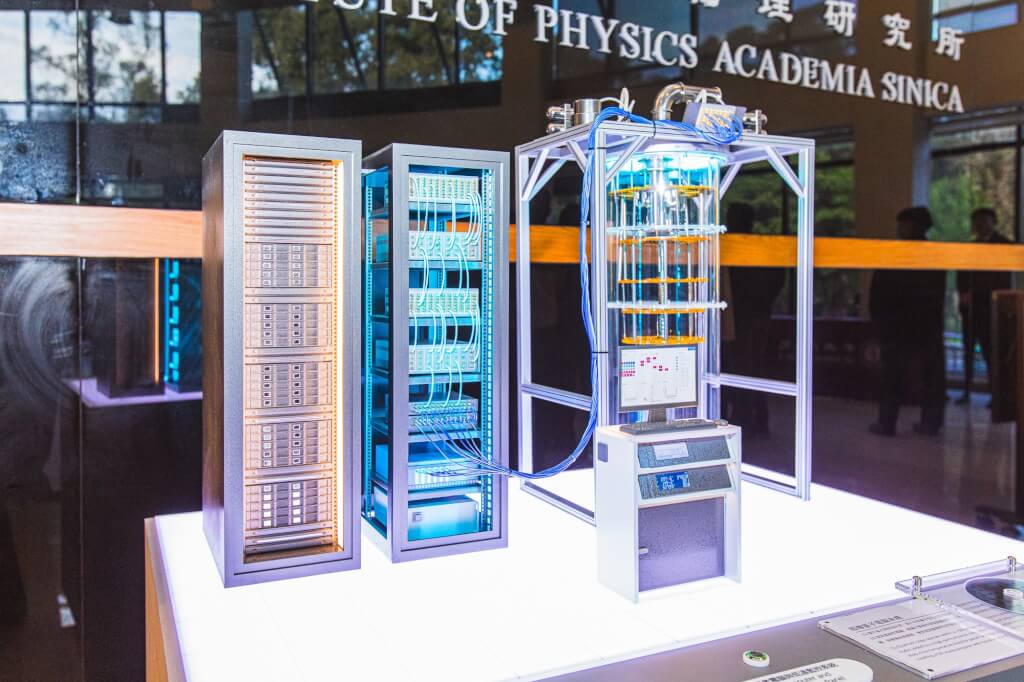 中研院自研自製5位元超導量子電腦的模型。圖/取自中研院官方網站