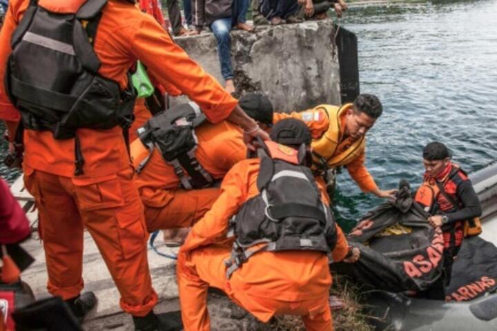 峇里島外海渡輪沉沒5死29失蹤　惡劣天候阻礙搜救進行