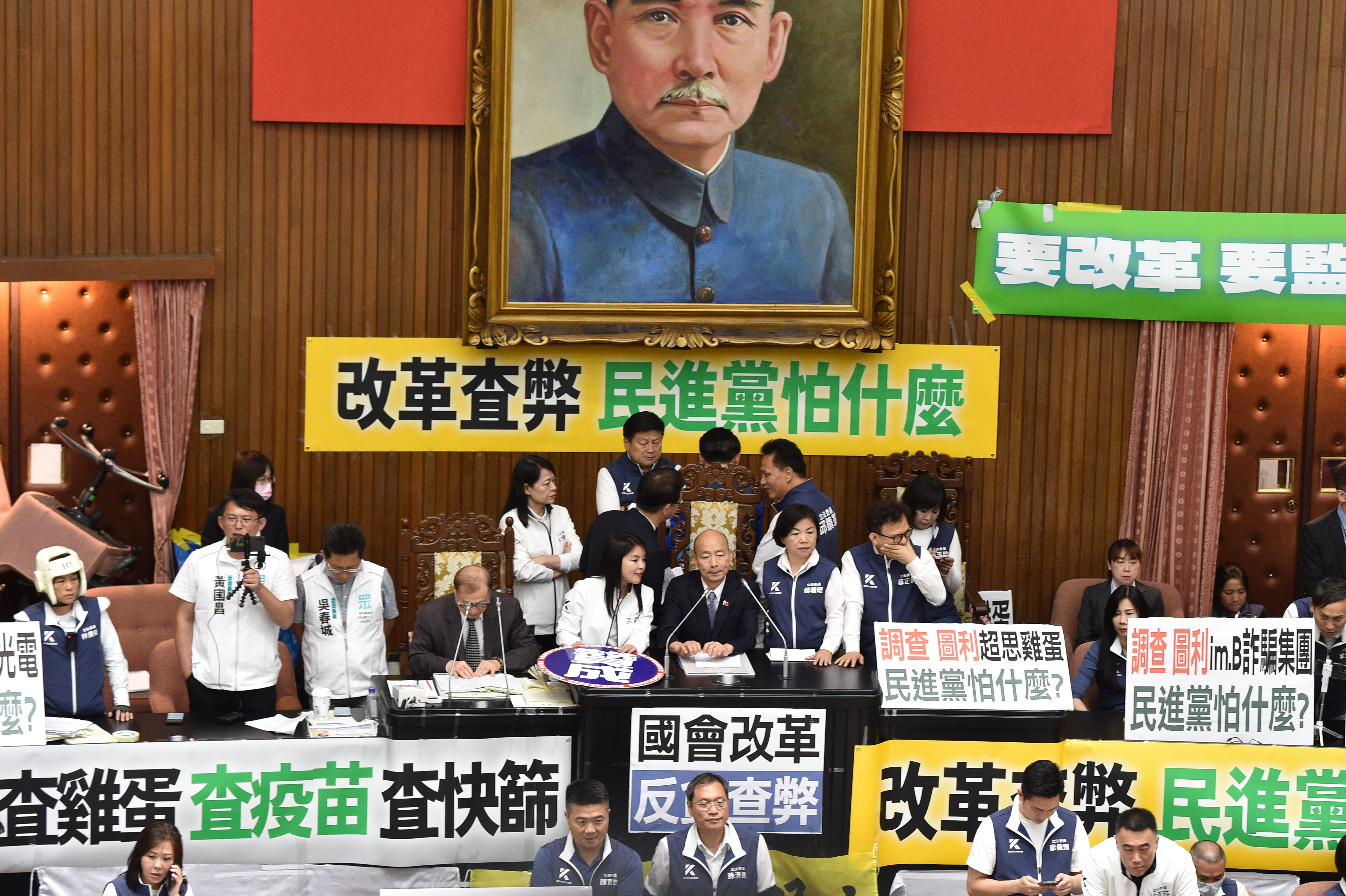 此次討論的改革法案很可能動了許多民進黨重要人士的「乳酪」，所以，民進黨就再次撿起原來的傳統，不得不繼續使用拳頭來表達失去權力的憤慨。圖/陳思豪攝