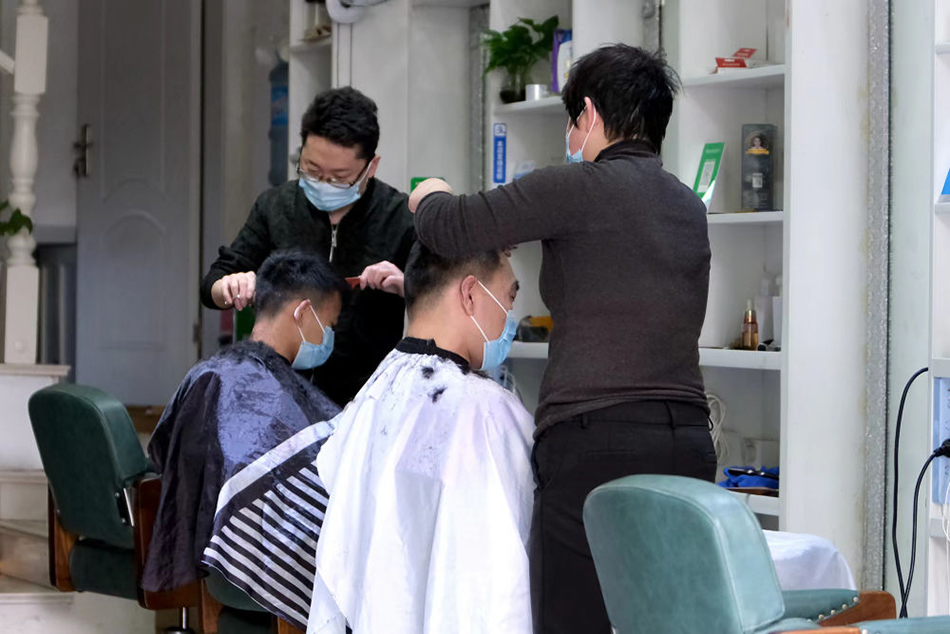 大陸廣州理髮廳近日發生血案，顧客因不滿意髮型與理髮師起口角，後遭理髮師捅害。圖僅示意，非當事店家。圖/新華社