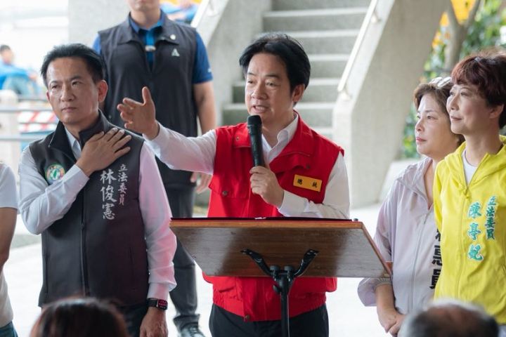 圖為總統賴清德赴台南進行颱風勘災活動。圖/取自賴清德臉書