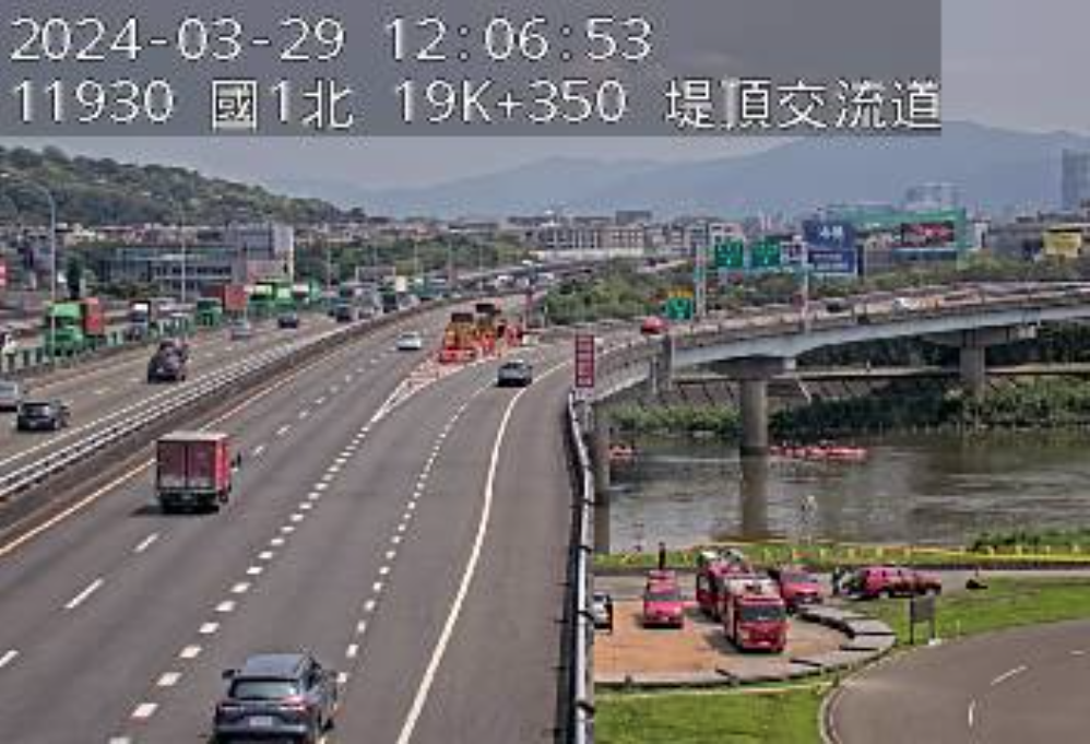 國一汐五高架橋發生車輛自撞護欄墜橋意外，目前已發現事故車輛，但駕駛仍在搜索中。圖/翻攝自即時影像監視器網站